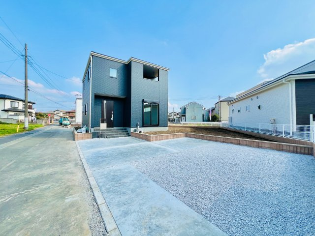 藤岡岡之郷の前面道路含む現地写真|車の通りも少なく間口も広いので、駐車も楽々♪