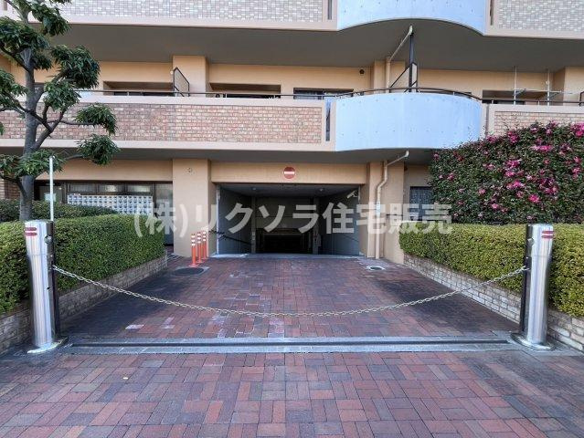 ロイヤルシャトーねやがわオークビルの駐車場|■物件内覧・資金計画相談・住宅ローン相談、リフォーム相談、お問合せ受付中■
※当日・翌日のご内覧、ご相談はお電話でのお問合せがスムーズです！