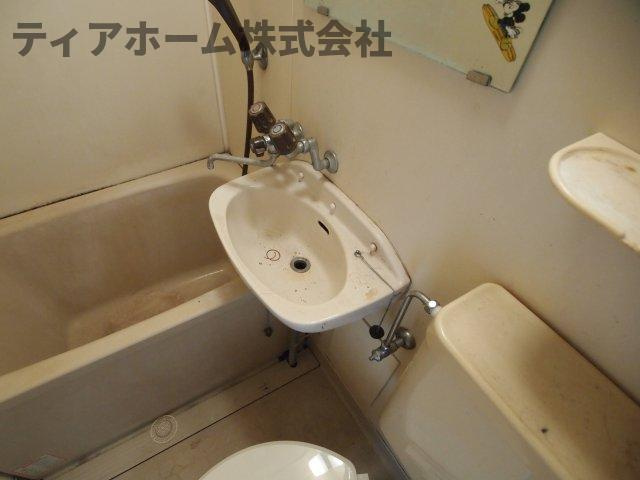 Renatus大和高田の独立洗面台|独立洗面台、小物を置くことができて便利です