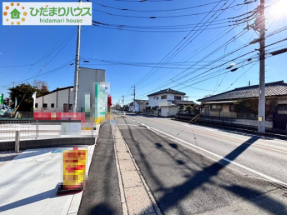 深谷市原郷　第5期　中古一戸建て　ワイウッドコート　01の前面道路含む現地写真