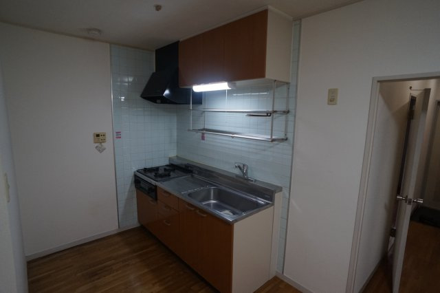 千葉市花見川区幕張本郷２丁目の賃貸マンションのキッチン|３口コンロシステムキッチンはグリルも付いてお料理もらくらくです