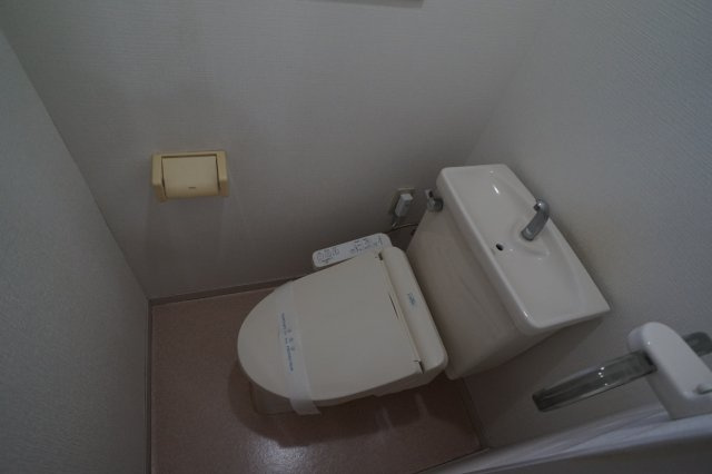 千葉市花見川区幕張本郷２丁目の賃貸マンションのトイレ|もちろんウォシュレットです