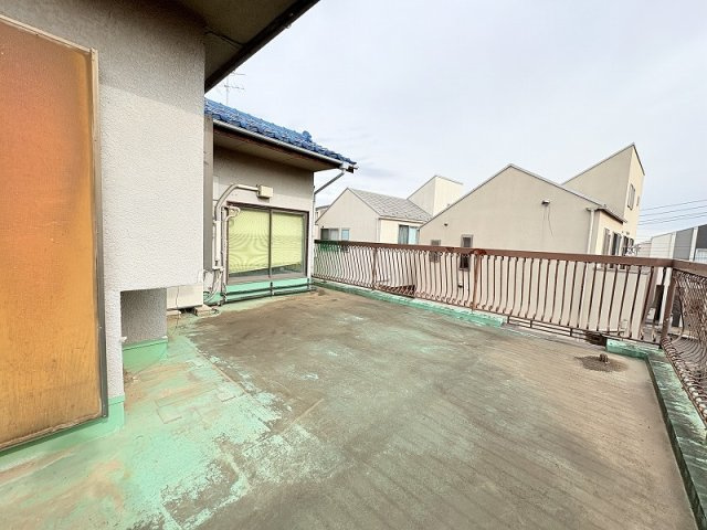 【バルコニー】 | 新座市石神2丁目　中古一戸建住宅　（保谷店） | 光と風を誘う窓やバルコニーが、快適な住空間を感じさせる
