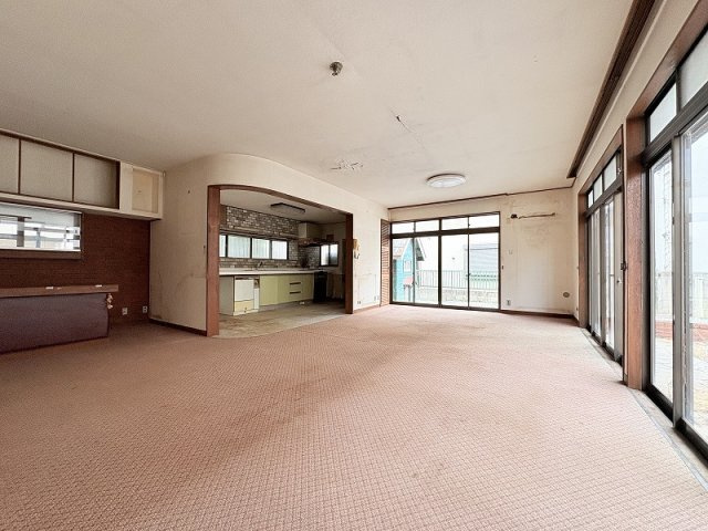 【居間・リビング】 | 新座市石神2丁目　中古一戸建住宅　（保谷店） | LDK27帖とゆったりくつろぎのマイホーム