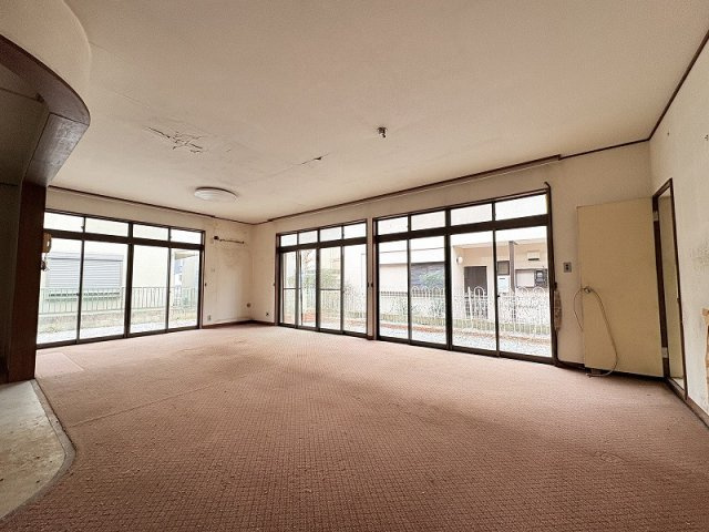 【居間・リビング】 | 新座市石神2丁目　中古一戸建住宅　（保谷店） | 明るいお部屋で楽しむ家族の団欒