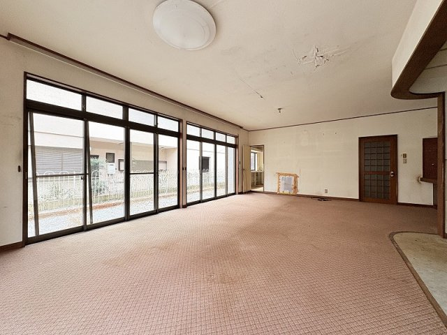 【居間・リビング】 | 新座市石神2丁目　中古一戸建住宅　（保谷店） | 明るいリビングは家族の絆を大切にする方にぴったり　
