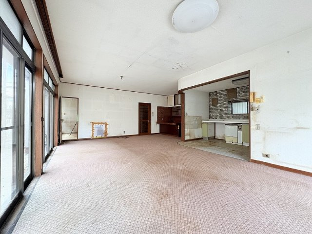 【居間・リビング】 | 新座市石神2丁目　中古一戸建住宅　（保谷店） | 広いリビングはソファー等も楽々置けます