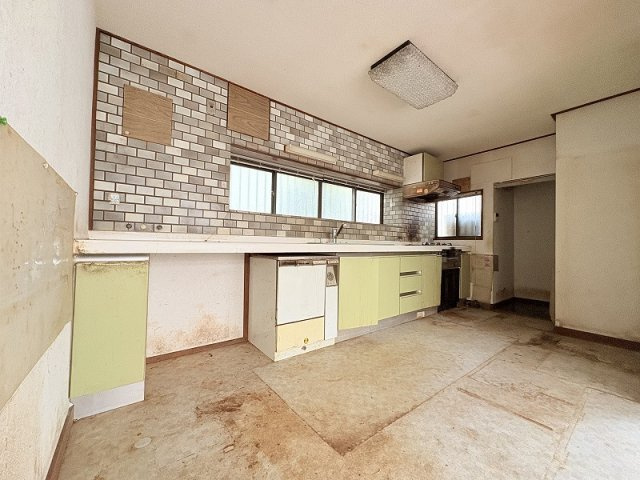 【キッチン】 | 新座市石神2丁目　中古一戸建住宅　（保谷店） | 窓のあるキッチンで毎日が明るく快適に