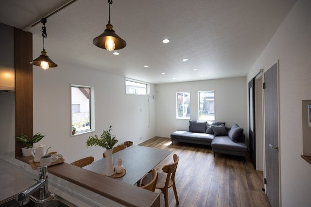 新築一戸建八代市八幡町の居間・リビング|ゆったり過ごせるリビングです