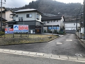 西条市飯岡585-3の前面道路含む現地写真
