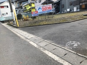西条市飯岡585-3の前面道路含む現地写真