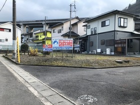 西条市飯岡585-3の前面道路含む現地写真