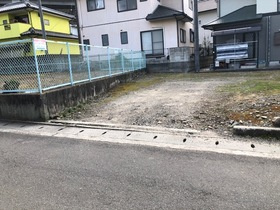 西条市飯岡585-3の前面道路含む現地写真