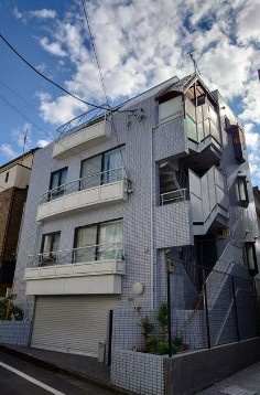 【外観】 | クレスト中野弥生町 | 鉄筋コンクリート造のがっちりとした建物。