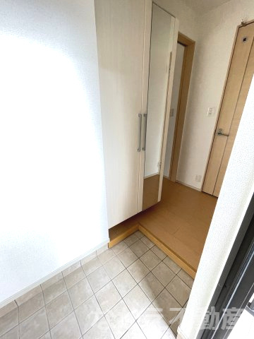 【玄関】 | 収納もある玄関です