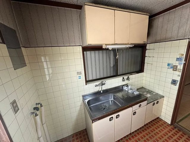 大久保町3丁目　中古一戸建てのキッチン|キッチン　窓　棚付き
■物件内覧・資金計画相談・住宅ローン相談、リフォーム相談、お問合せ受付中■
※当日・翌日のご内覧、ご相談はお電話でのお問合せがスムーズです！