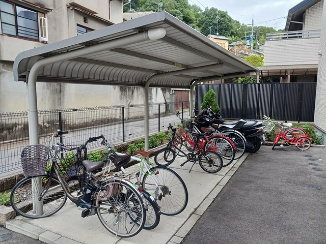 ベラ・ルーチェ東山の駐輪場
