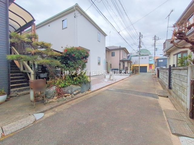 月々１０万円台～　新築戸建　川越市砂新田1期の前面道路含む現地写真|前面道路との接道幅も広い為、お車の出し入れもラクラクです♪