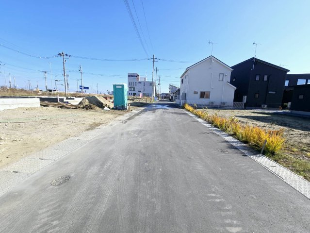 クレイドルガーデン八戸市尻内町 第13　3号棟の前面道路含む現地写真