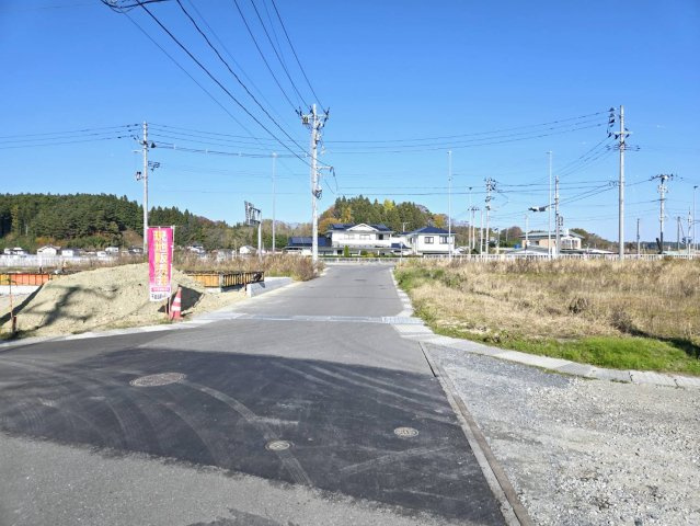 クレイドルガーデン八戸市尻内町 第13　3号棟の前面道路含む現地写真