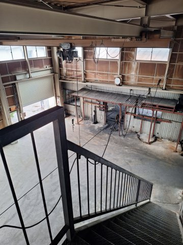 三条市北入蔵　工場・他の内装|階段上部から見た1階部分