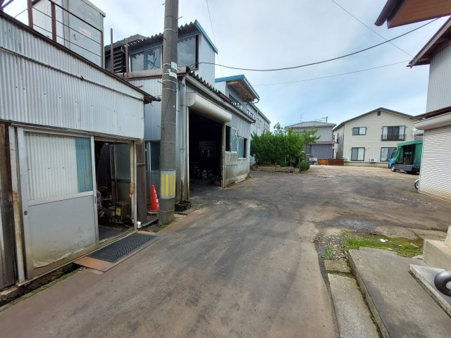三条市北入蔵　工場・他のその他|位置指定道路から見た工場と敷地