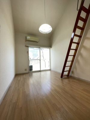 【居間・リビング】 | クレッセント小台 | ★窓ありの天井高のあるロフト付きでお部屋を広くお使いいただけます★