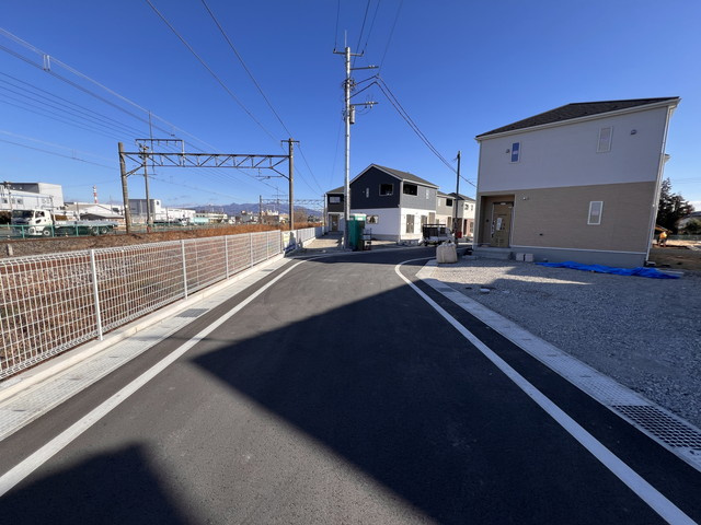 新築　前橋市江田町第6　クレイドルガーデン　1号棟の前面道路含む現地写真|現地写真　南側接道幅員約6ｍ