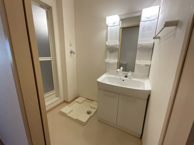 【独立洗面台】 | サンハイツ北六甲参番館 | 独立洗面台、小物を置くことができて便利です