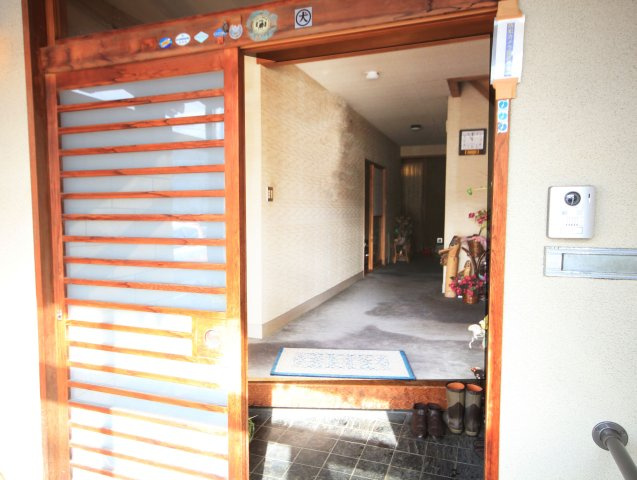 米沢市城南２丁目　二階建て中古住宅の玄関|玄関から見た内観です。