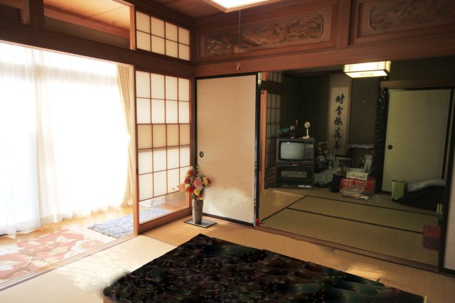 米沢市城南２丁目　二階建て中古住宅の和室|南から日差しが入ります。