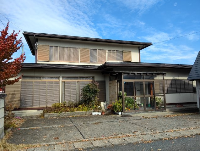 米沢市城南２丁目　二階建て中古住宅の外観