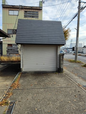 米沢市城南２丁目　二階建て中古住宅の外観|車庫