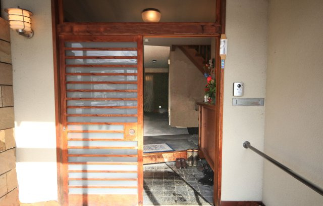 米沢市城南２丁目　二階建て中古住宅の玄関
