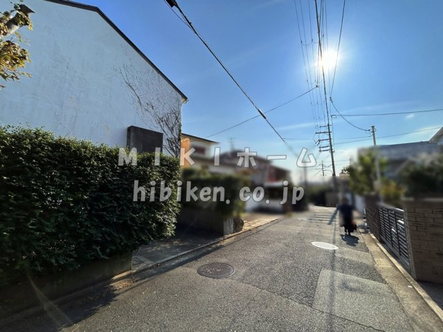 箕面市桜ケ丘３丁目　土地の前面道路含む現地写真