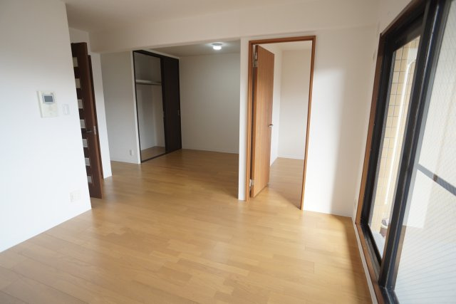 サーパス逆瀬川の居間・リビング