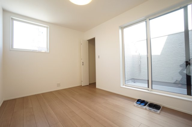 常滑市榎戸町2期　1号棟の洋室|2階6.7帖の洋室はバルコニーに面した明るい居室