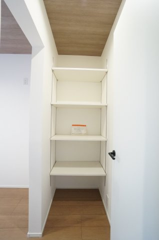 常滑市榎戸町2期　1号棟の収納|キッチン横のパントリーは可動棚付きで便利