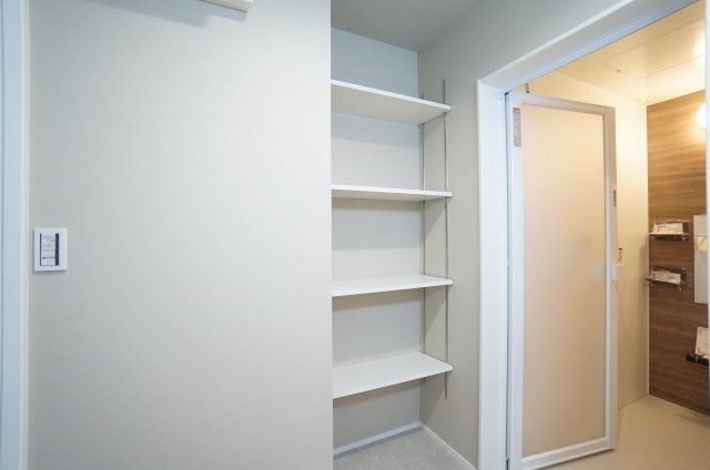 常滑市榎戸町2期　1号棟の収納|洗面所の可動棚付！！タオルや着替え、洗剤などの収納に嬉しいスペース♪
