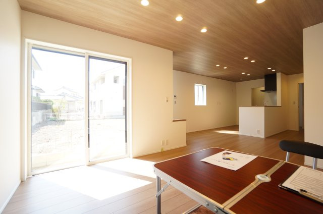 常滑市榎戸町2期　1号棟の居間・リビング|19帖の南側リビング☆日当たり良好♪