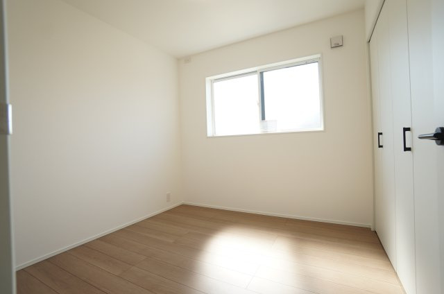 常滑市榎戸町2期　1号棟の洋室|明るい光がさしこむ居室！！収納豊富！！