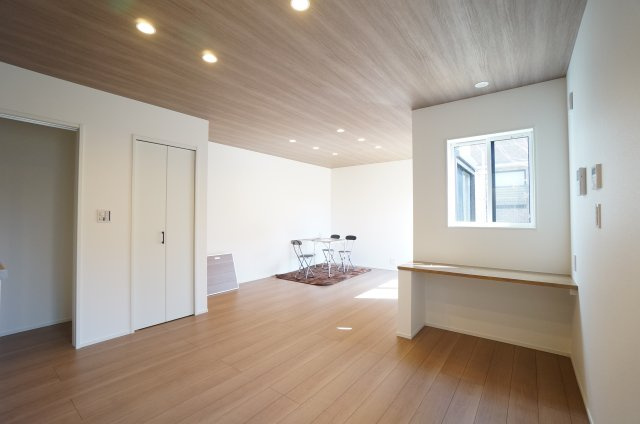 常滑市榎戸町2期　1号棟の居間・リビング|19帖のリビングは家族が集まる広々とした空間です。備え付けのカウンターは勉強机、パソコンスペースなどに活躍！