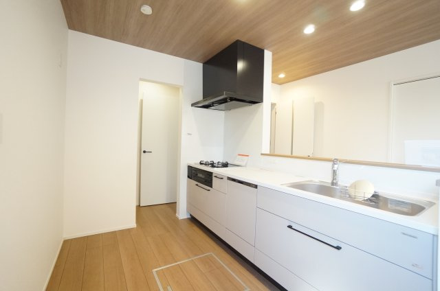 常滑市榎戸町2期　1号棟のキッチン|スタイリッシュで美しいシステムキッチンは、キズに強い人造大理石のワークトップ！
