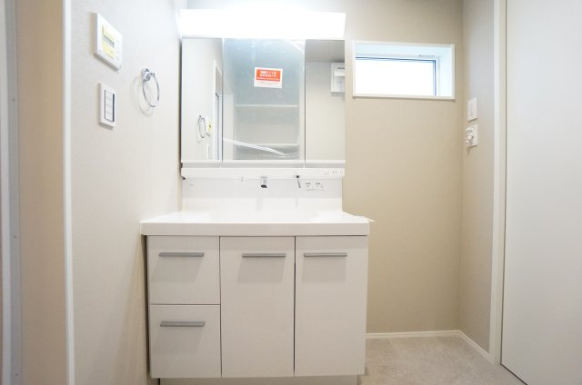常滑市榎戸町2期　1号棟の独立洗面台|三面鏡の裏の収納で洗面台回りはいつもスッキリと片付き壁出し水栓で汚れがたまりにくくお手入れ簡単です♪