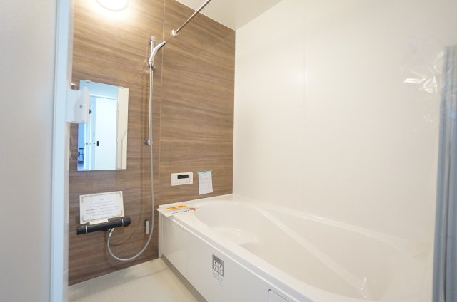 常滑市榎戸町2期　1号棟の浴室|雨の日のお洗濯に大活躍な浴室乾燥機付！広々浴室1坪タイプで一日の疲れを癒すくつろぎのバスタイム♪