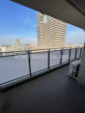 ザ・パークハビオ天満橋のバルコニー|外からの目が気にならないバルコニーで洗濯物が干せます