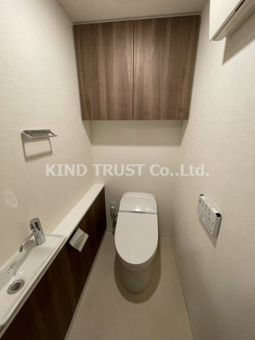 ザ・パークハビオ天満橋のトイレ|落ち着いた色調のトイレです