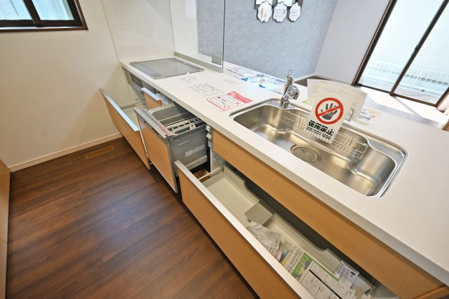 尼崎市東園田町2丁目新築一戸建て│4LDK+駐車2台（車種制限有）のキッチン|キッチンの天板と収納が見えやすいように撮影した写真です。食洗器や水栓一体型浄水器も導入した機能的なキッチンです。