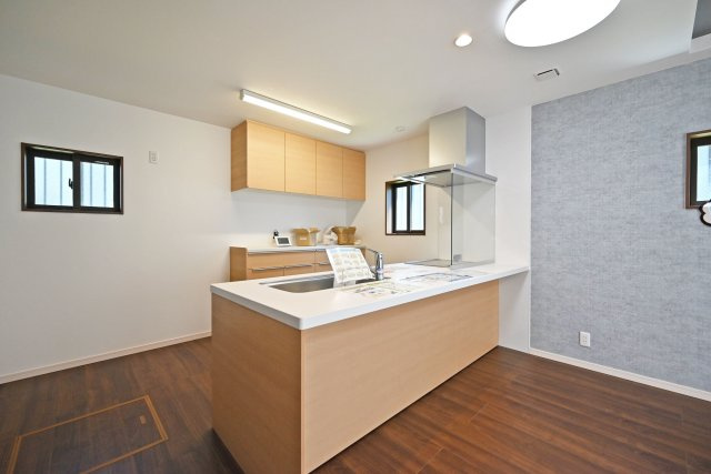 尼崎市東園田町2丁目新築一戸建て│4LDK+駐車2台（車種制限有）のキッチン|キッチンの内観写真です。大容量収納を搭載したユニットは実生活上のすっきりとしたLDKを実現します。