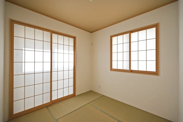 尼崎市東園田町2丁目新築一戸建て│4LDK+駐車2台（車種制限有）の和室|1階リビング横に位置する和室の内観写真です。 帰宅時にちょっと寝転がりたいときや、家事の合間の休憩などの際に便利です。